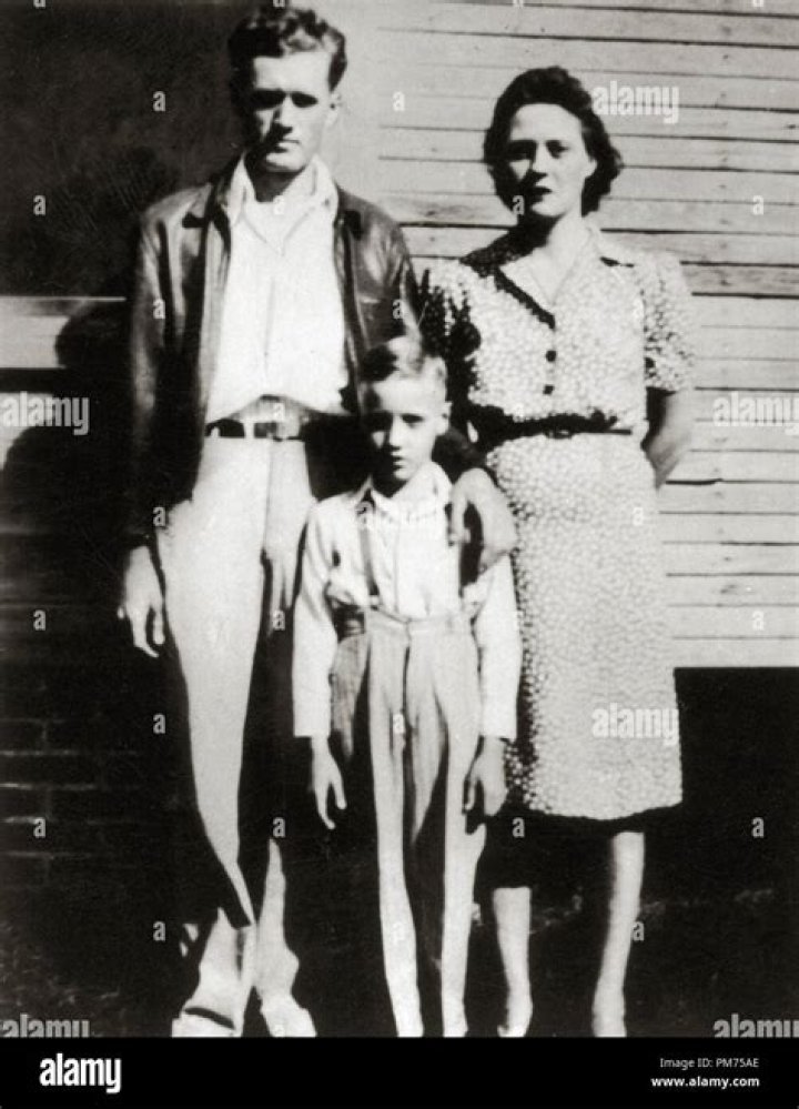 Elvis & His Mother: Unveiling The Unbreakable Bond