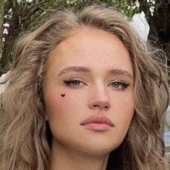 A Deep Dive Into Julia Gisella's Age And Its Significance