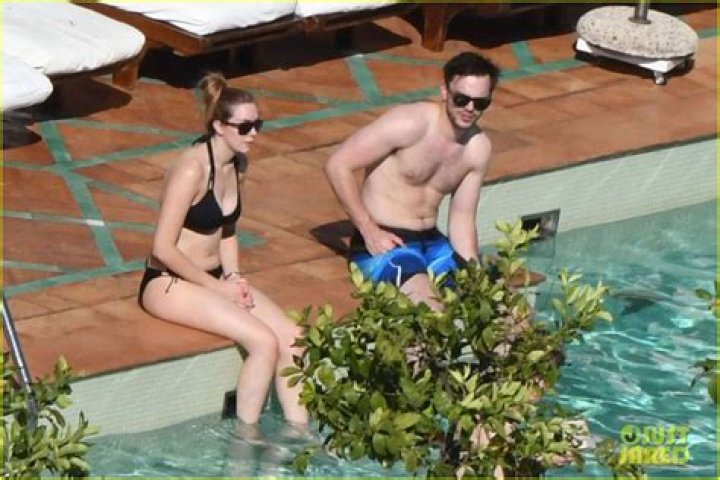 Unveiling Nicholas Hoult's Shirtless Appeal: Discoveries & Insights