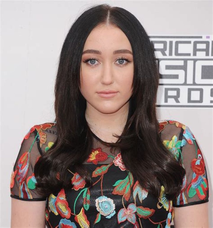 Unveiling Noah Cyrus: Beyond The Binary