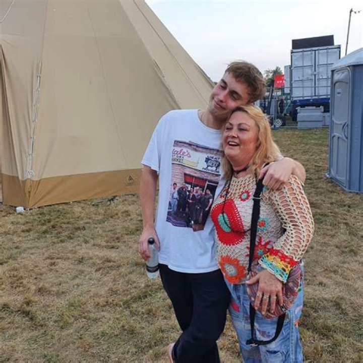 Unveiling The Heart Of "Sam Fender Family": Discoveries And Insights